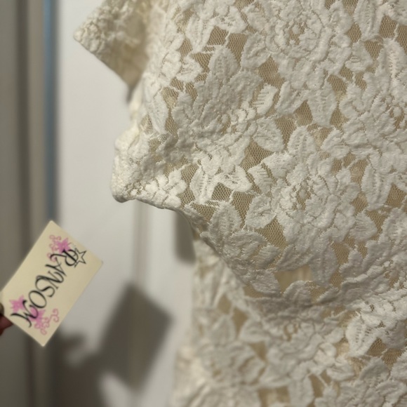 Lace - Picture 2 of 5